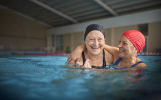 Close-up van twee oudere vrouwen die plezier beleven in het zwembad